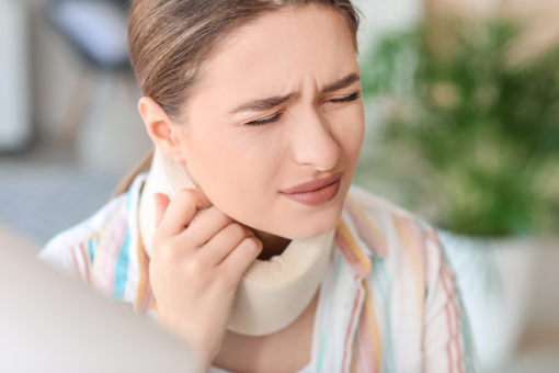 Riverview FL Lady Still in Pain Even with Neck Brace Thinking of Going to Whiplash Injury Chiropractor